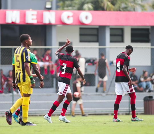 Flamengo vence primeiros jogos oficiais da base no CT George Helal e reforça identidade rubro-negra