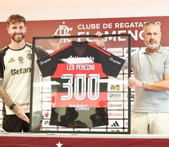Léo Pereira alcança 300 jogos pelo Flamengo e recebe homenagem no Ninho do Urubu