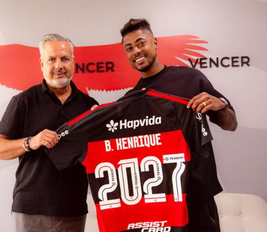 Bruno Henrique renova contrato com o Flamengo até o fim de 2027