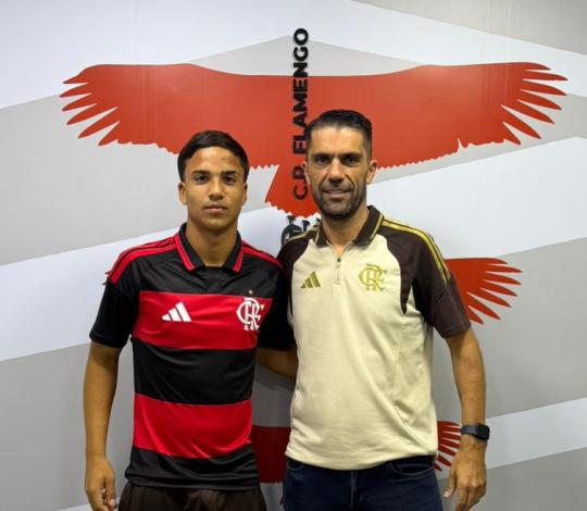 Flamengo acerta a contratação do meia Cristian Araújo, de 16 anos