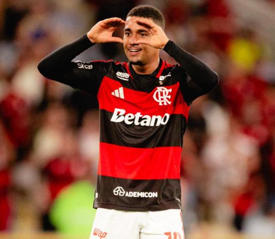 Em noite inspirada de Samuel Lino, Flamengo vence mais uma no Maraca pelo Brasileirão