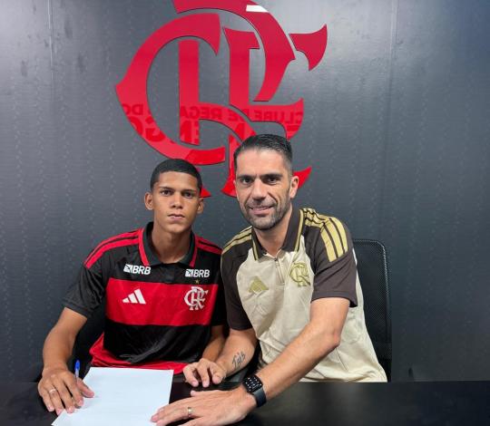 Atacante José Eduardo assina seu primeiro contrato profissional com o Flamengo