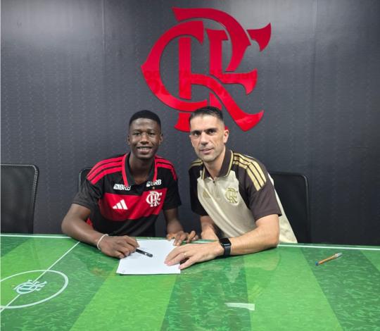 Zagueiro Nathan Ribeiro assina seu primeiro contrato profissional com o Flamengo
