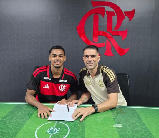 Atacante Marcos Pierre assina seu primeiro contrato profissional com o Flamengo