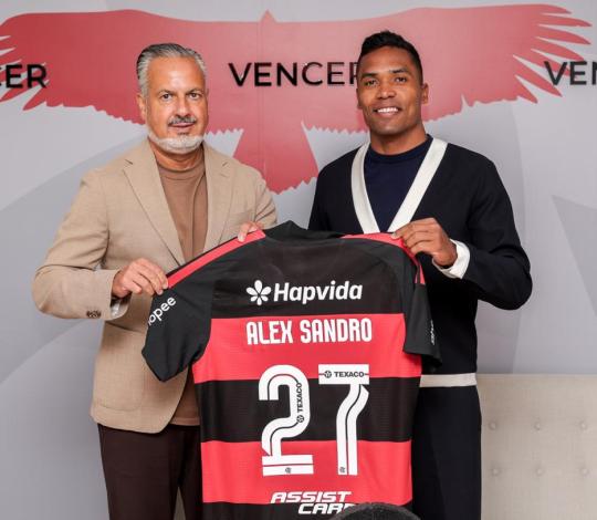 Prestes a completar dois anos de Flamengo, Alex Sandro renova contrato com o clube