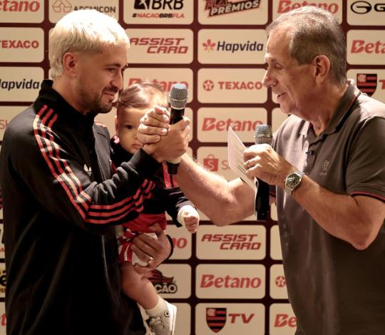 Arrascaeta immortalized: Flamengo idol will have a bust erected in his honor at Gávea.