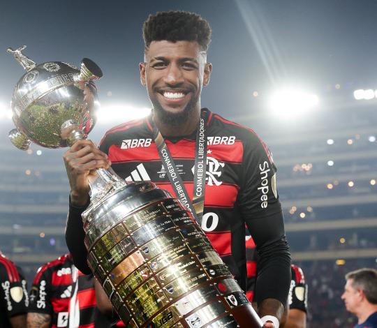 Emerson Royal completa um ano de Flamengo e segue sua trajetória no futebol brasileiro