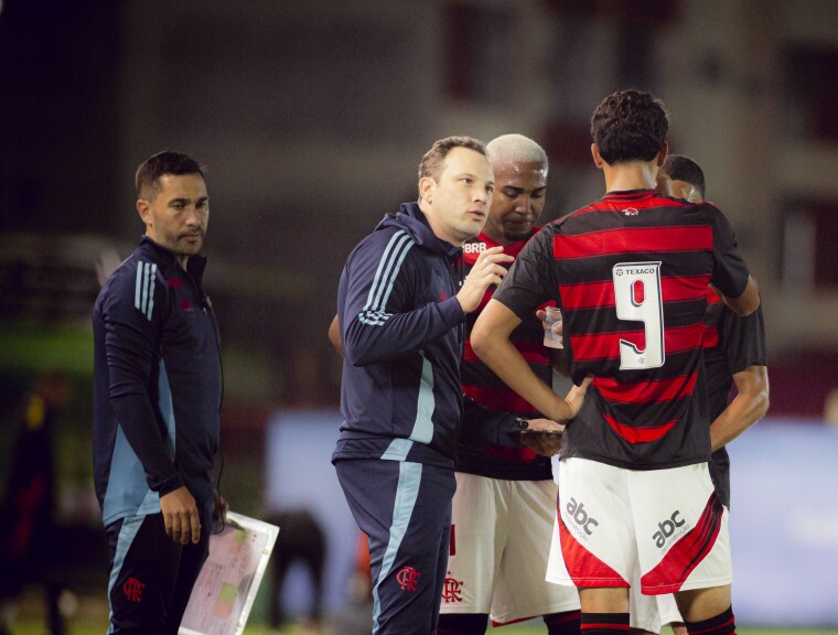 O técnico Bruno Pivetti passa instruções para o atacante Pedro Leão: treinador dirigiu a equipe sub-20 do Flamengo pela segunda vez. Fotos: Gilvan de Souza