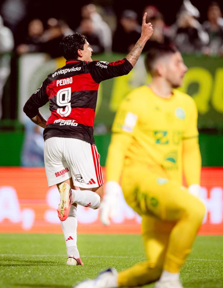 PEDRO DÁ SHOW! Atacante marca duas vezes, dá assistência e comanda vitória por 4 a 0