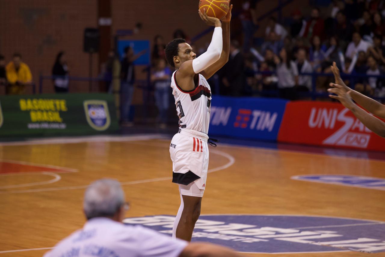 O ala-armador Zach Graham também fez uma excelente partida e anotou 17 pontos.