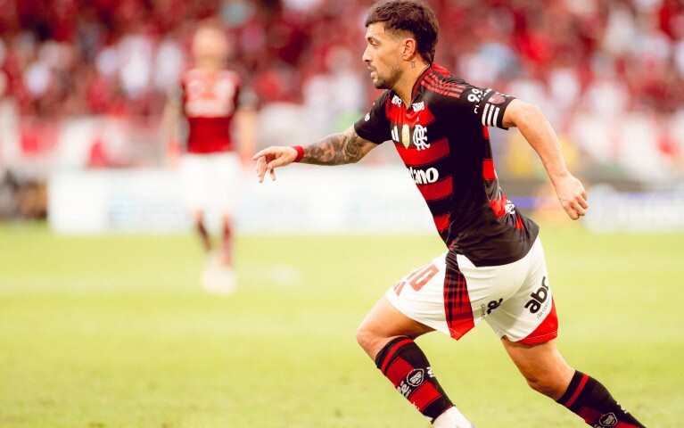Flamengo sai na frente, mas leva gol no fim e empata com o Grêmio no Maracanã