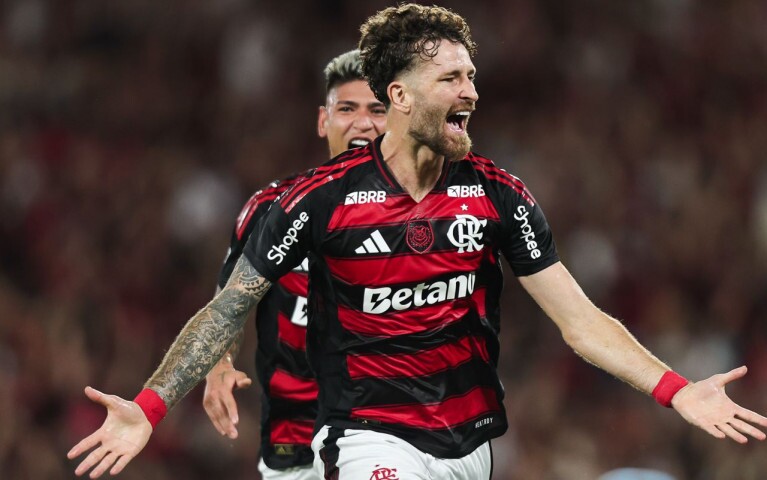 Com emoção no fim, Flamengo vence o Santos e segue à caça da liderança do Brasileirão