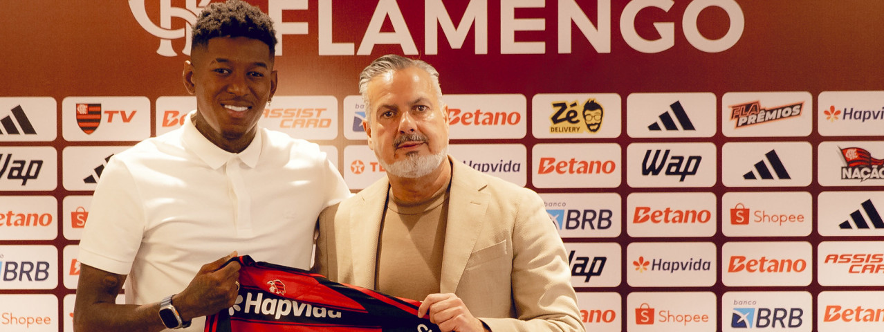 Emocionado, Vitão é apresentado no Ninho do Urubu