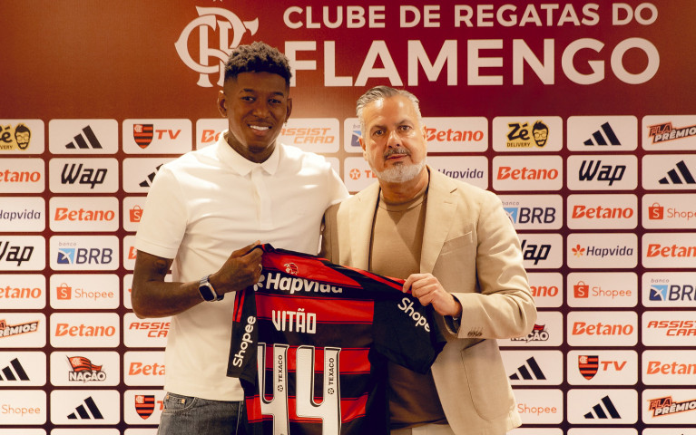 Emocionado, Vitão é apresentado no Ninho do Urubu