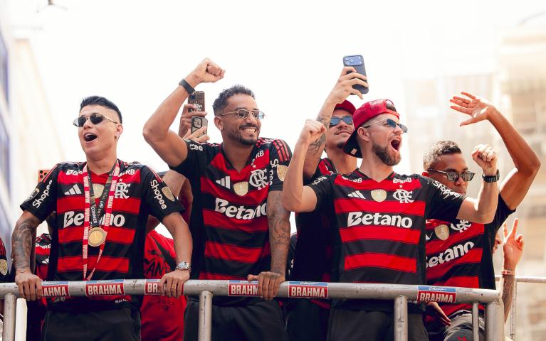 Flamengo vence Botafogo com autoridade e segue vivo na disputa pelo título nacional