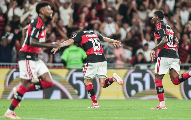 Na estreia do elenco principal, Flamengo bate o Vasco e conquista a primeira vitória no Cariocão