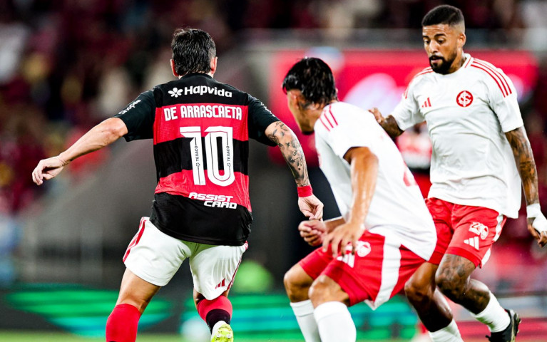 Flamengo sai atrás no placar e busca o empate contra o Internacional no Maracanã