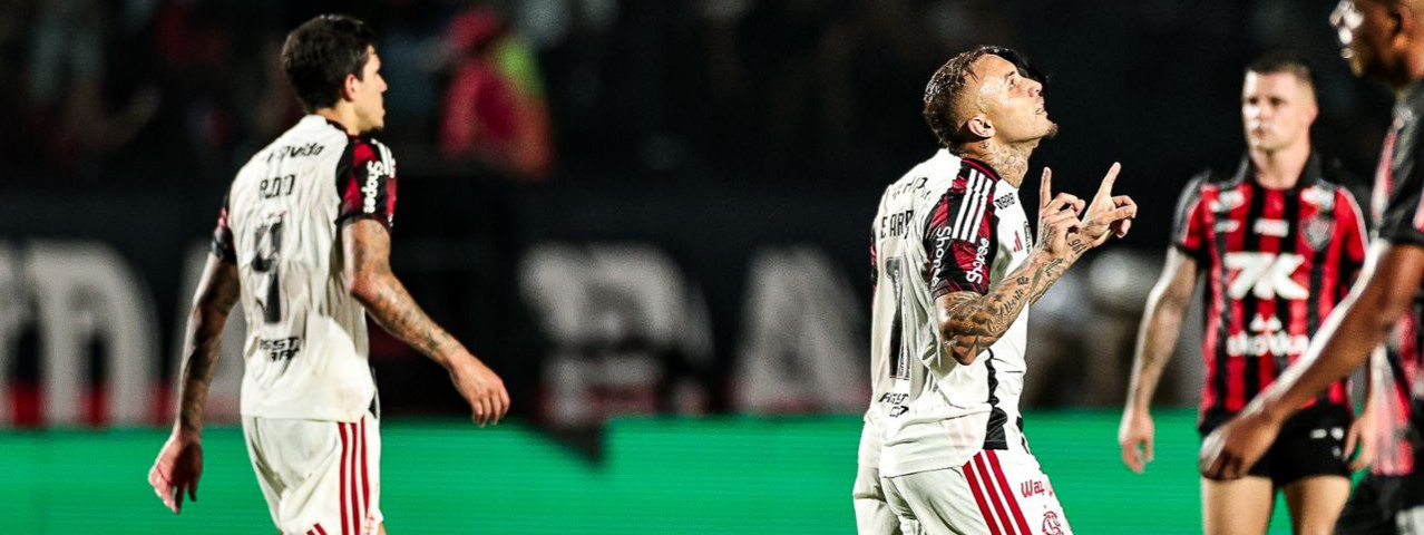 Flamengo vence o Vitória no Barradão e conquista seu primeiro triunfo no Brasileirão