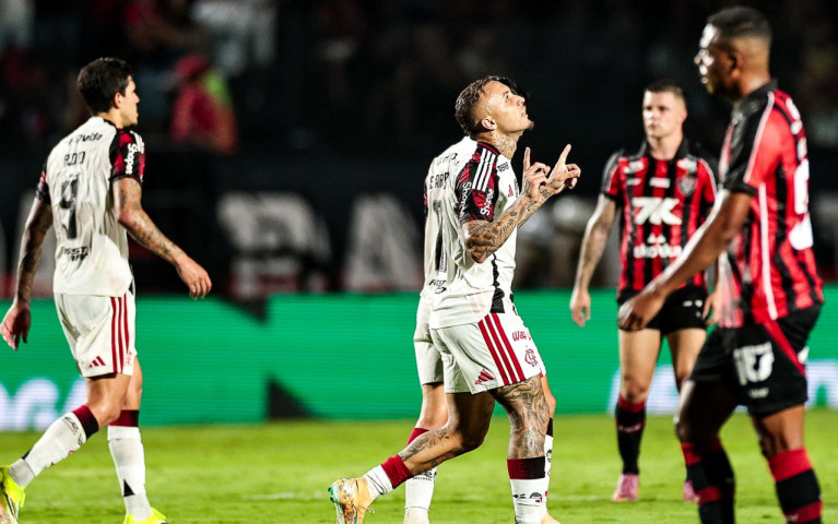 Flamengo vence o Vitória no Barradão e conquista seu primeiro triunfo no Brasileirão