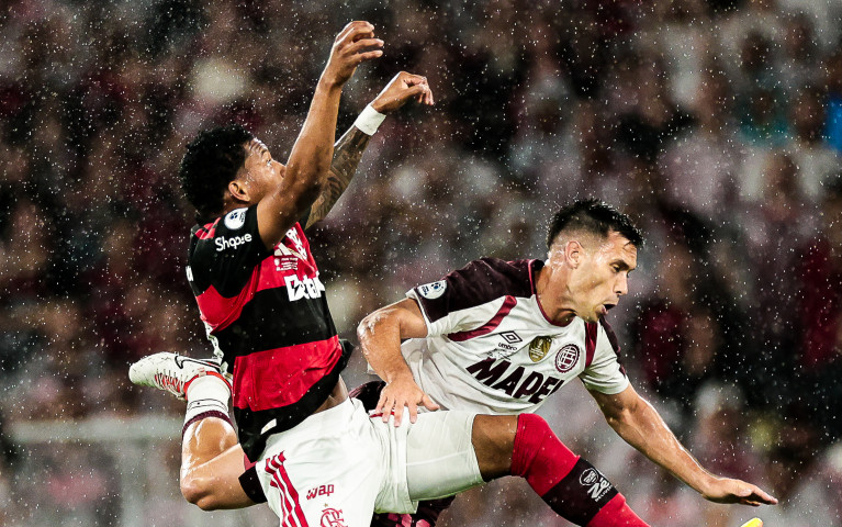 Flamengo luta, mas fica com o vice da Recopa