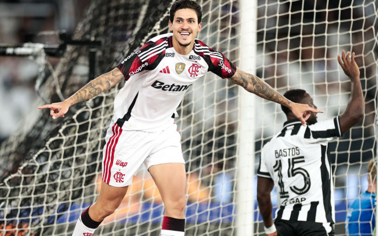 Com autoridade, Flamengo vence o Botafogo e sobe na tabela do Brasileirão