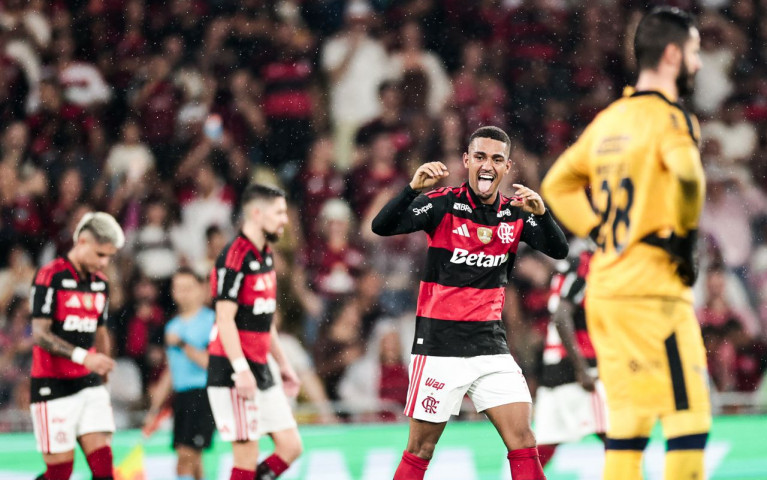 Flamengo bate o Remo no Maracanã e engata a quarta vitória consecutiva no Brasileirão