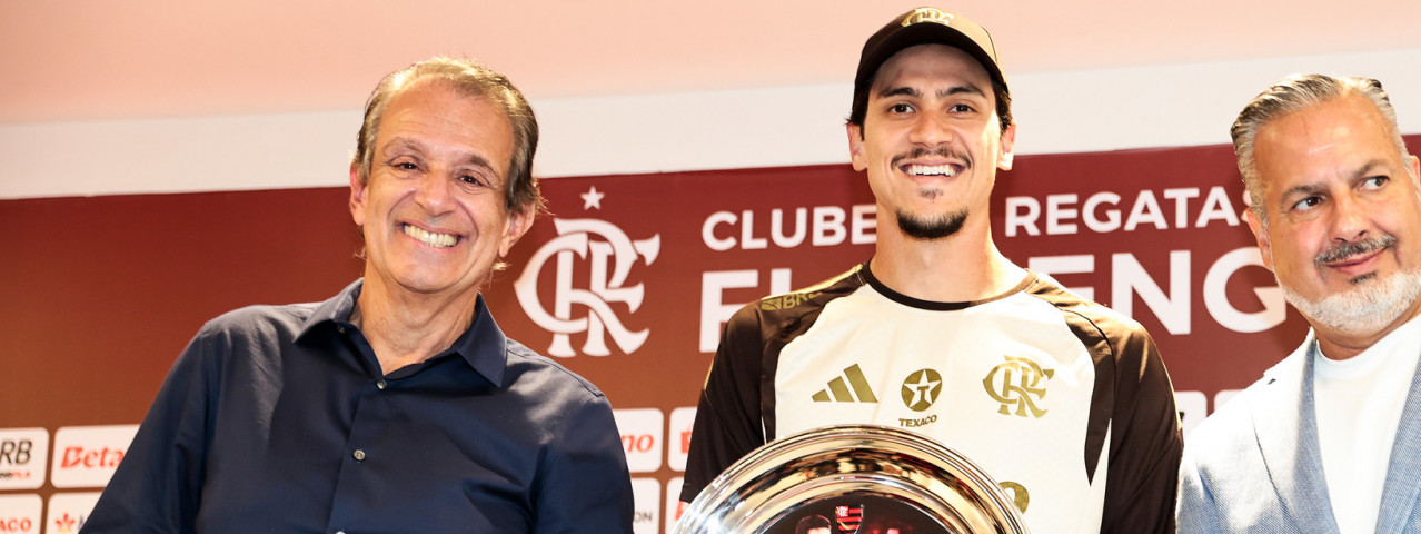 Pedro recebe homenagem e celebra marca de maior artilheiro do Flamengo no século XXI