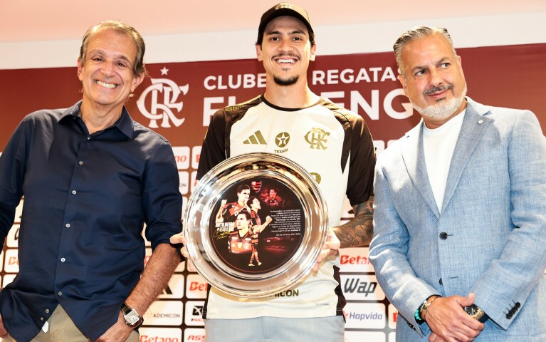 Pedro recebe homenagem e celebra marca de maior artilheiro do Flamengo no século XXI