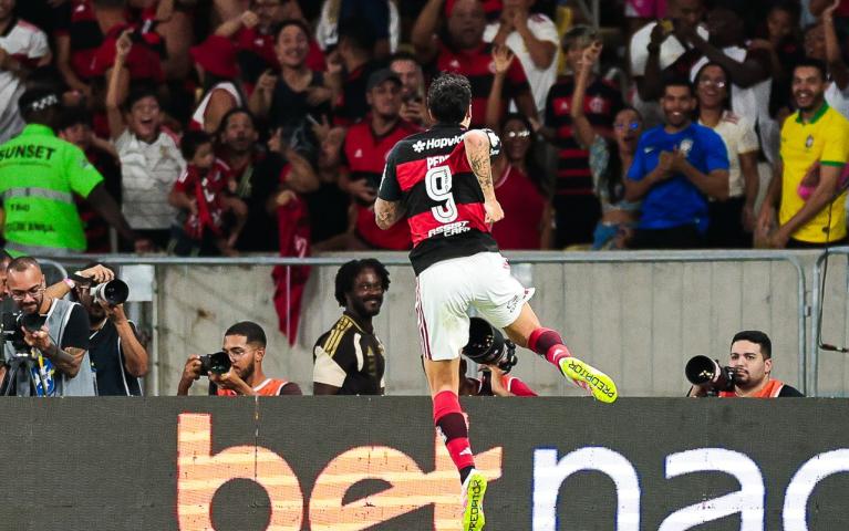 Flamengo vence o Vitória no Maracanã e larga na frente na Copa do Brasil