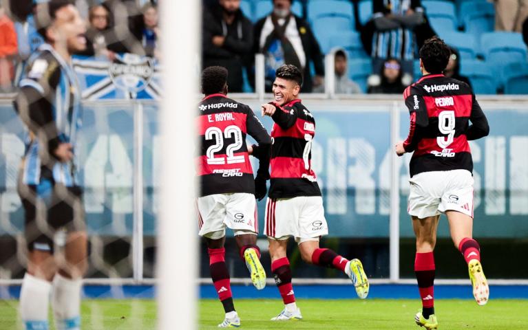 Carrascal decide, Flamengo domina o Grêmio e vence em Porto Alegre pelo Brasileirão