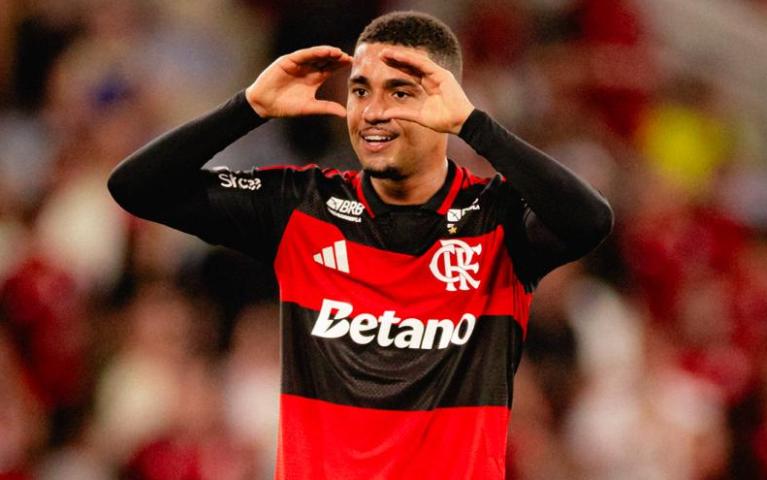 Em noite inspirada de Samuel Lino, Flamengo vence mais uma no Maraca pelo Brasileirão