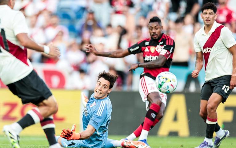 Flamengo empata com o River Plate por 2 a 2 em amistoso de intertemporada em Portugal