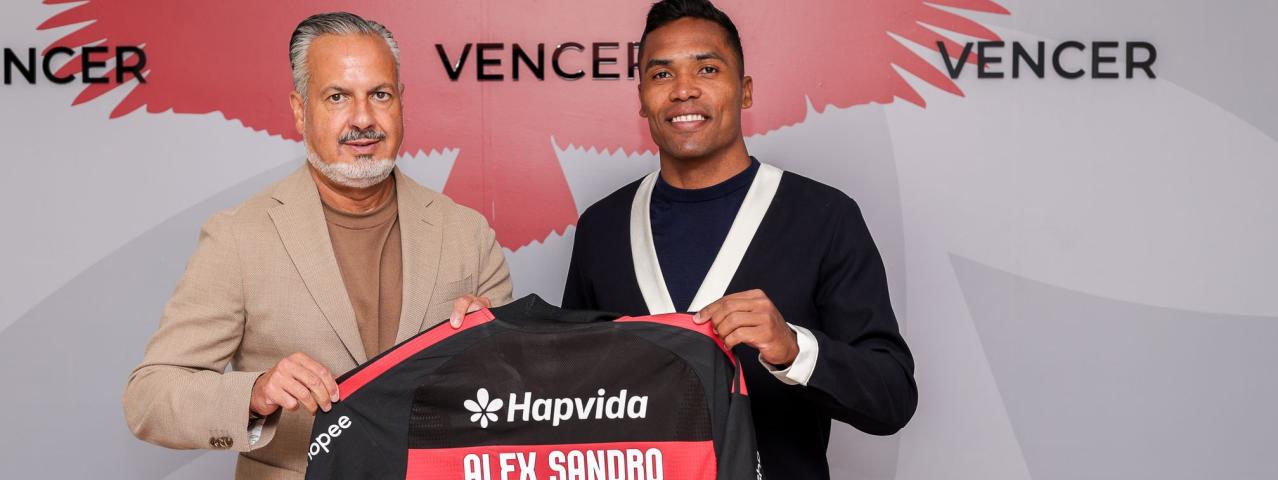 Prestes a completar dois anos de Flamengo, Alex Sandro renova contrato com o clube