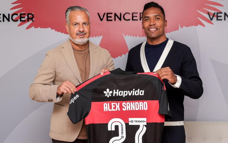 Prestes a completar dois anos de Flamengo, Alex Sandro renova contrato com o clube