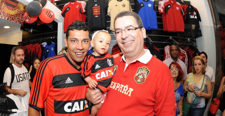 André Santos participa de tarde de autógrafos em loja do Flamengo